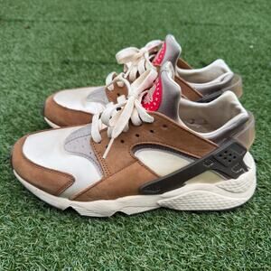 Stussy x Nike Men's Air Huarache LE Desert Oak 2021